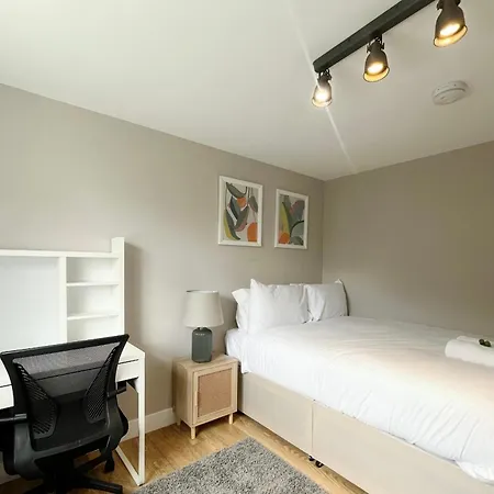 דירה Three Bedroom In Gloucester Road North *
