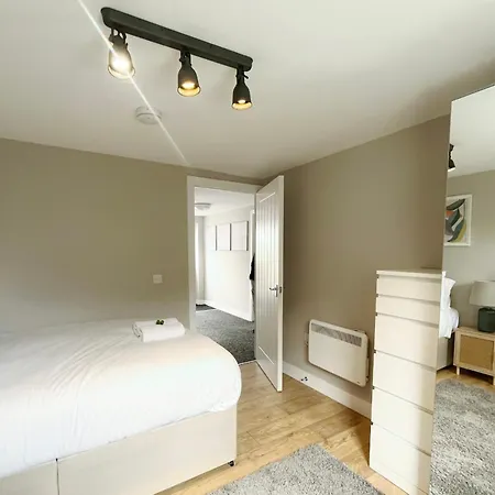 Three Bedroom In Gloucester Road North *