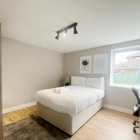 דירה Three Bedroom In Gloucester Road North *