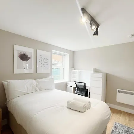 Three Bedroom In Gloucester Road North * Bristol