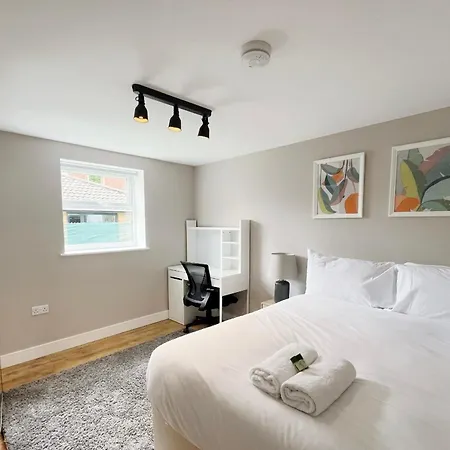 Apartment Three Bedroom In Gloucester Road North *