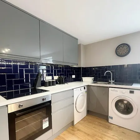 Three Bedroom In Gloucester Road North * Bristol
