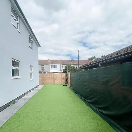 דירה Three Bedroom In Gloucester Road North בריסטול