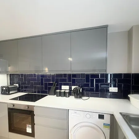 Three Bedroom In Gloucester Road North Lejlighed