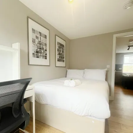 Lejlighed Three Bedroom In Gloucester Road North *