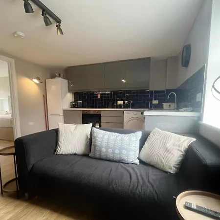 Three Bedroom In Gloucester Road North *