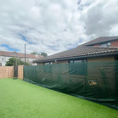 Three Bedroom In Gloucester Road North *