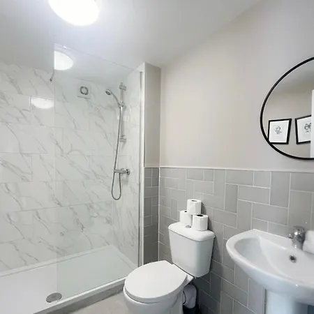 Three Bedroom In Gloucester Road North