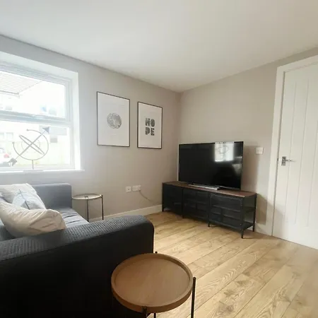 Three Bedroom In Gloucester Road North *
