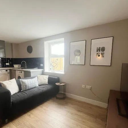 Three Bedroom In Gloucester Road North 브리스틀