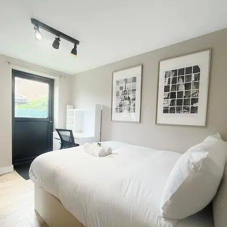 Three Bedroom In Gloucester Road North 브리스틀